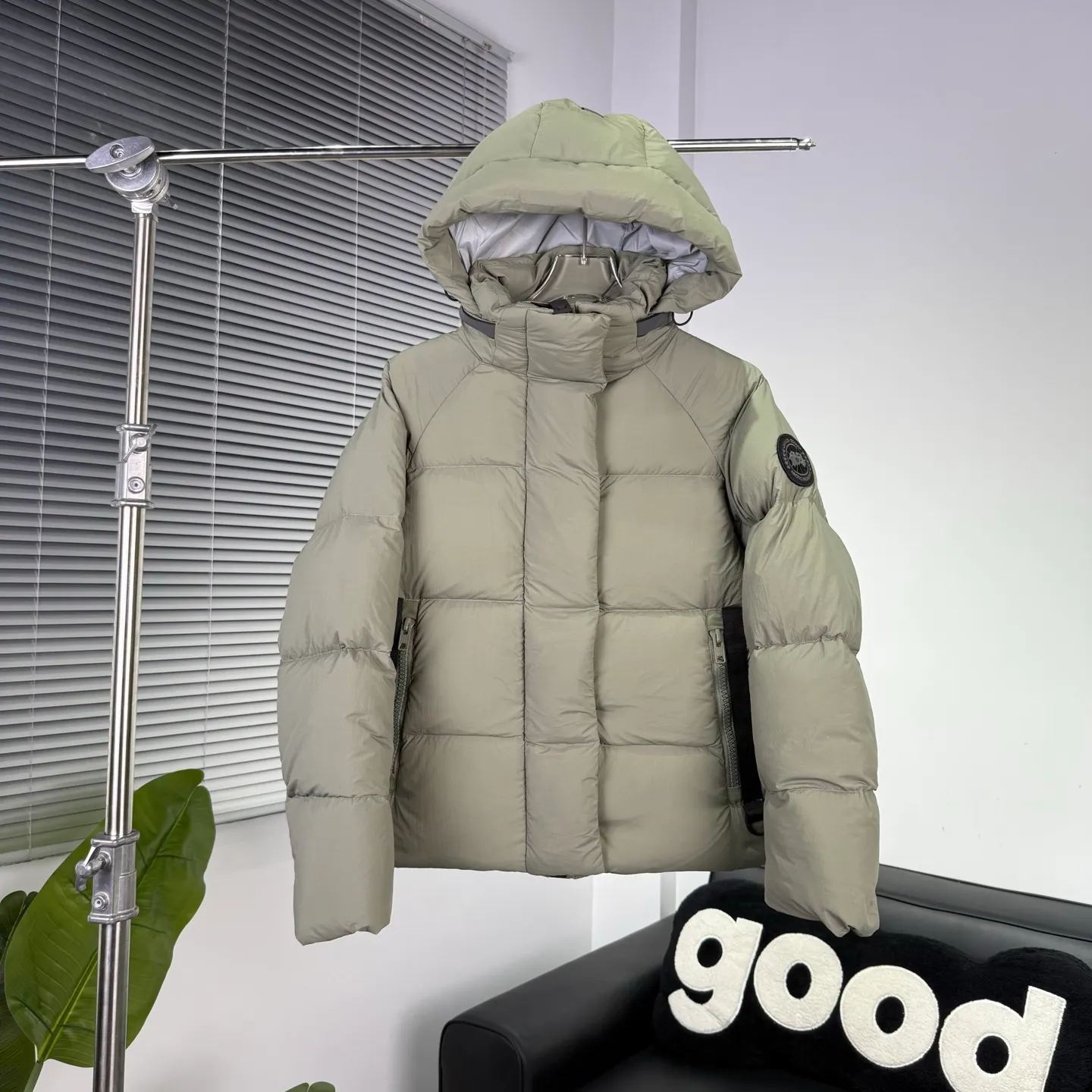 P880 High-end quality 𝑪𝒂𝒏𝒂𝒅𝒂 𝑮𝒐𝒐𝒔𝒆｜Canada Goose Black Label 𝗝𝘂𝗻𝗰𝘁𝗶𝗼𝗻 Series Capsule Short Down Jacket/Ouyang Nana Generation/Same Style for Men and Women 𝗦𝗶𝘇𝗲: 𝗫𝗦 𝗦 𝗠 𝗟 𝗫𝗟 𝗫𝗫𝗟 Product color: black, pure white, off-white, cherry blossom pink, green, brown, Coding: 𝟬𝟬𝟬𝟲𝟭𝟬𝗖